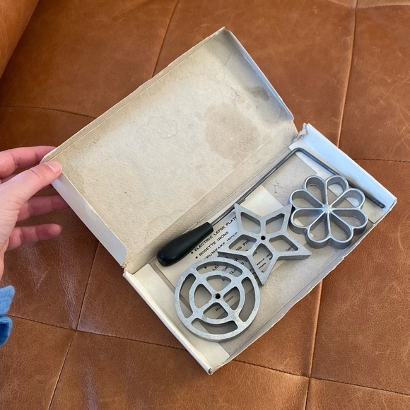 Vintage collectors item - festive Rosette cookie cutters - set of 3  + handle - Picture 2 of 3